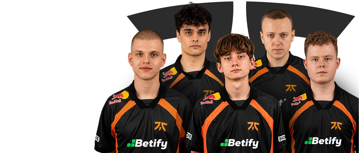 Une équipe e-sport en maillots noirs et verts sous les projecteurs d'une arène